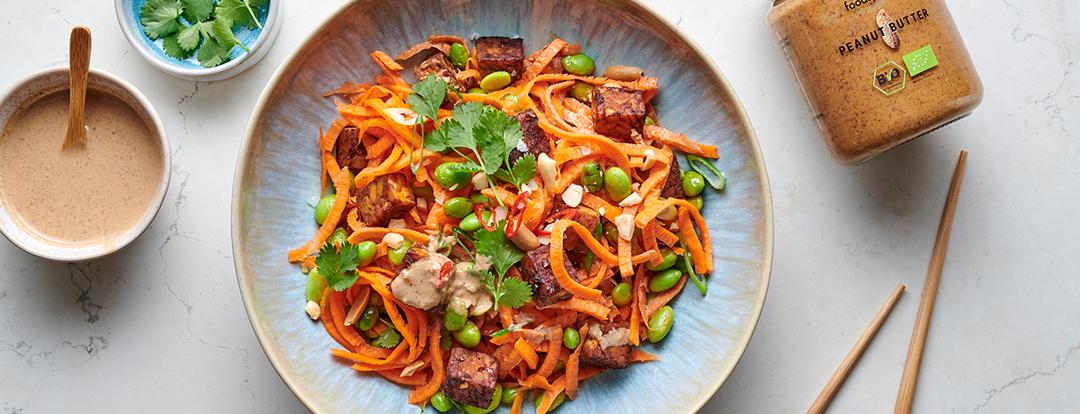 Lower Carb Nudeln aus Karotten mit Erdnusssauce und Tempeh