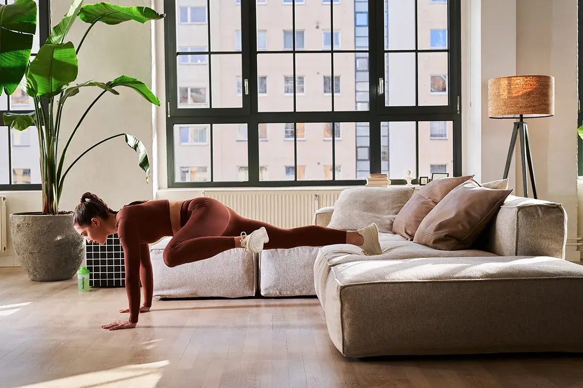Diese 6 Übungen kannst du direkt auf deiner Couch machen